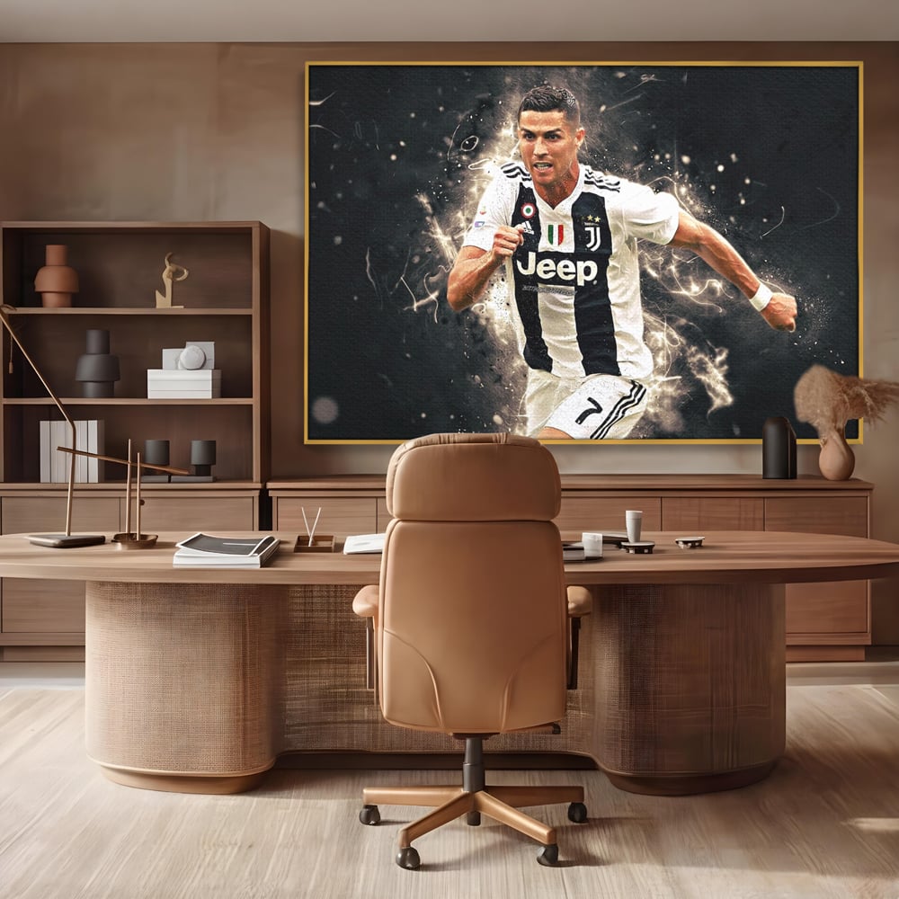 Tablou canvas cu tablou canvas cu cristiano ronaldo, in rama de aluminiu auriu, pe perete intr-un birou